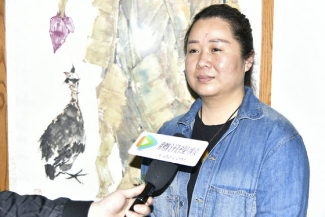 参展艺术家丛莲女士接受媒体采访