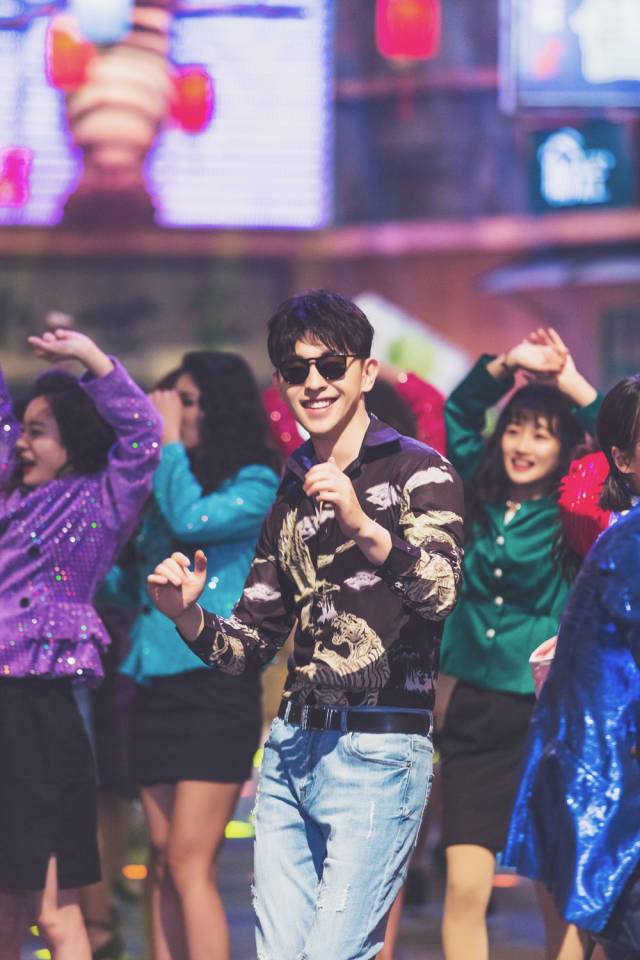 节目播出当日,邓伦在浙江卫视春季盛典献出自己的"舞蹈首秀",《心动》