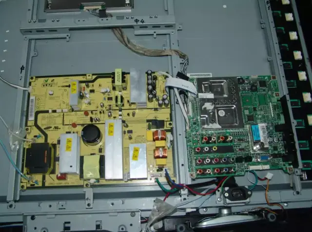 机芯固定方式:采用框架式固定结构,印制板全部固定在金属框架上,金属