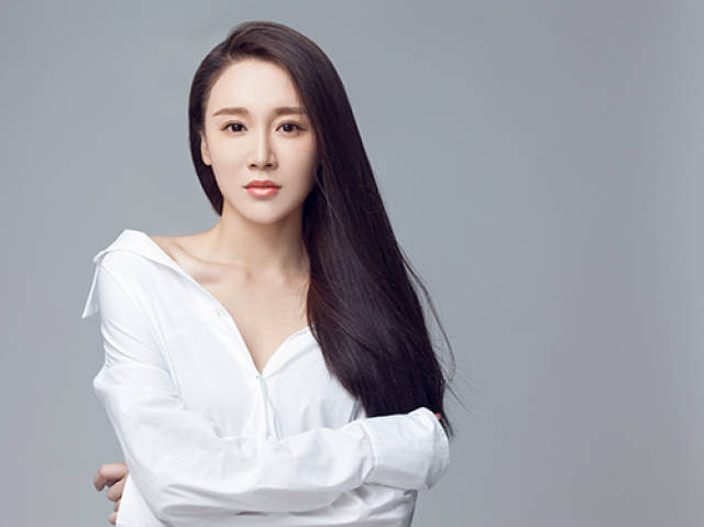 张芯宁《无主之城》开机 剧组粉丝同送生日祝福