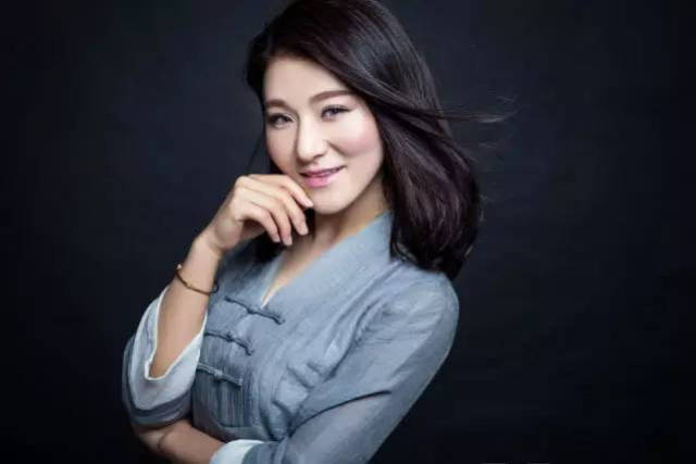 她叫张红丽,是中戏毕业的山西忻州女孩.200