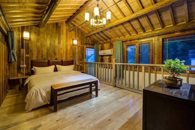 这家在莫干山下的中式民宿以四合院形式来打造,大量运用了青砖和原木.