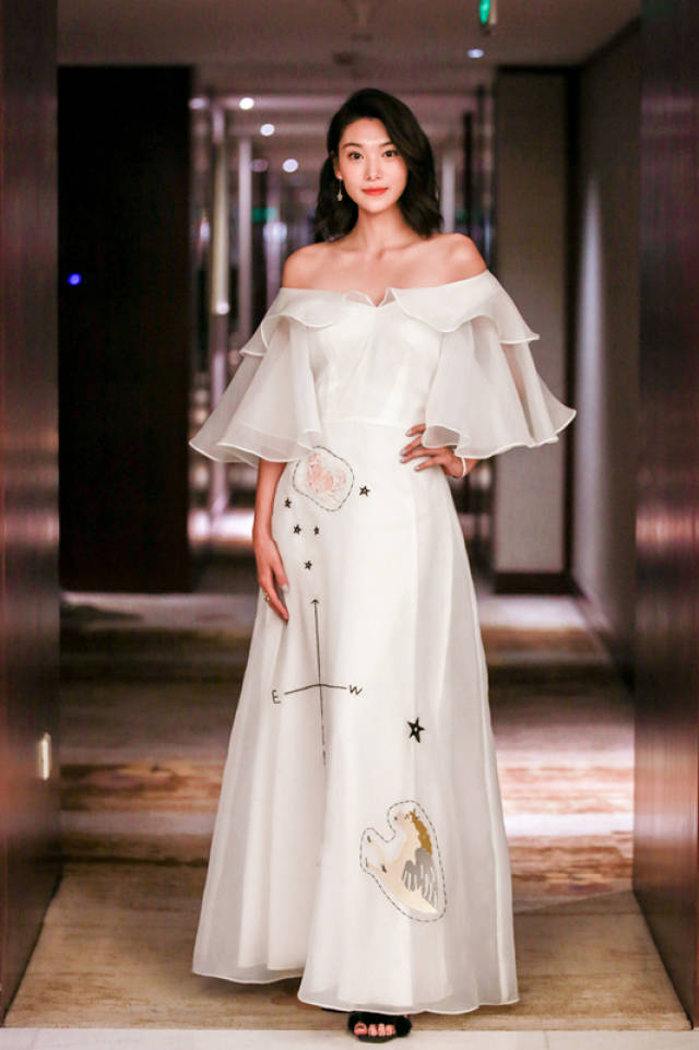 演员王嘉宁携新作十八岁给我一个姑娘亮相优酷yc盛典