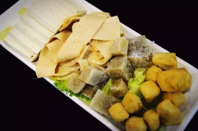 拼盘里包含了 各种豆类高蛋白, 混合香辣味道的诱人汤汁后, 味道爽口