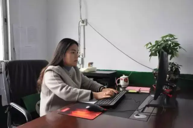 父亲胡阳忠病逝在岗位,将自己的一生奉献给了教育事
