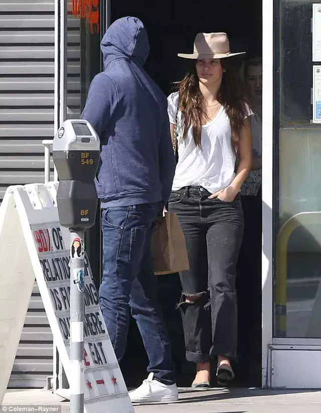 小李子双叒叕谈恋爱了!这次的对象不光是超模,还是老朋友的女儿