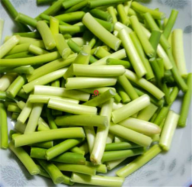 蒜苔,鸡蛋,葱花,盐1;先把蒜苔洗净切段,葱切花备用2;鸡