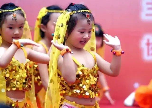 幼儿园六一舞蹈《春眠不觉晓》《巧花伞巧啾啾