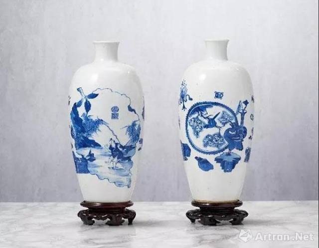 清康熙 青花博古开光得利图观音瓶及花鸟图观音瓶两件 高 26.4 cm.