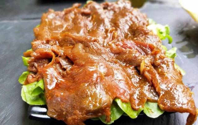 耗牛肉切成大片,码好料,油花多,受热后油花与肉汁相融,滋滋滋~小刀