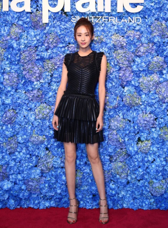 颖儿穿着一件黑色无袖连衣裙,高腰的裙型强调出腰线的位置,将她的