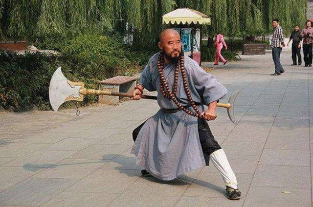 盘点古代兵器谱,鲁智深的浑铁水磨禅杖!_手机搜狐网