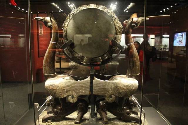 战国·虎座凤鸟漆木鼓架,荆州博物馆藏,拍摄于首都博物馆"凤舞九天