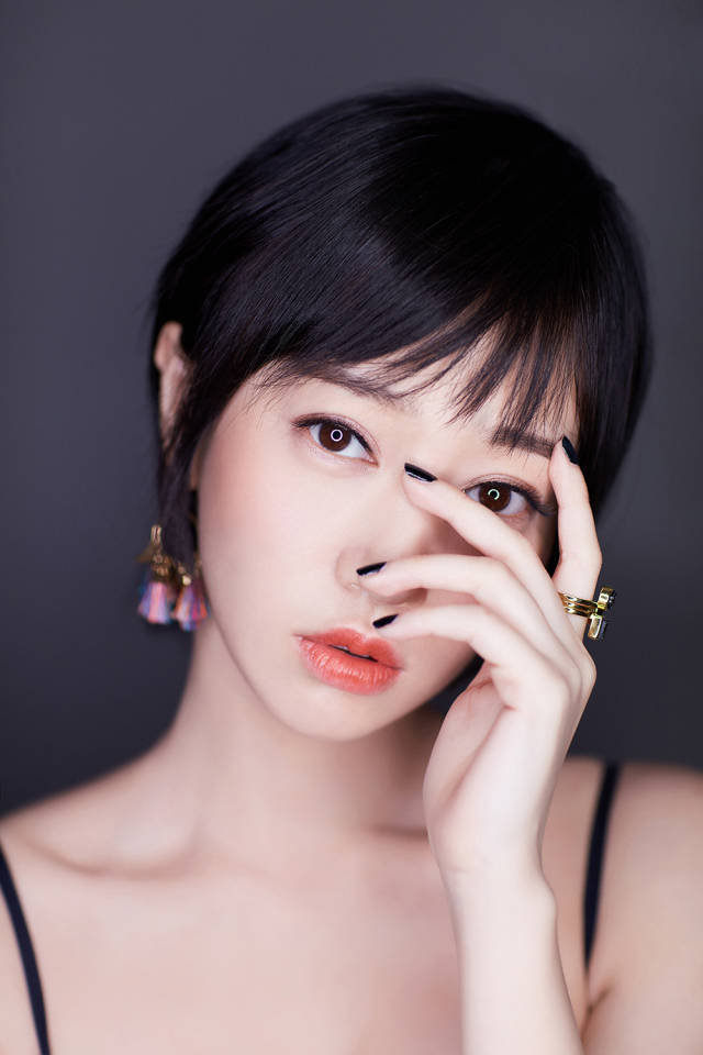 演员陈昊明亮相上海时装周 展现超强时尚驾驭力