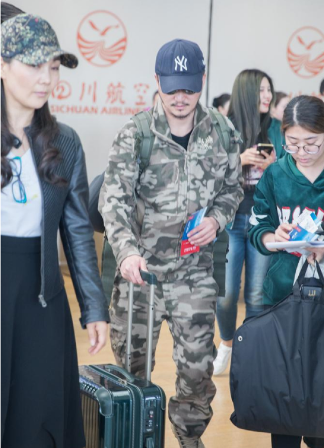 吴京机场独自背大包推行李 迷彩装扮充满硬汉气息