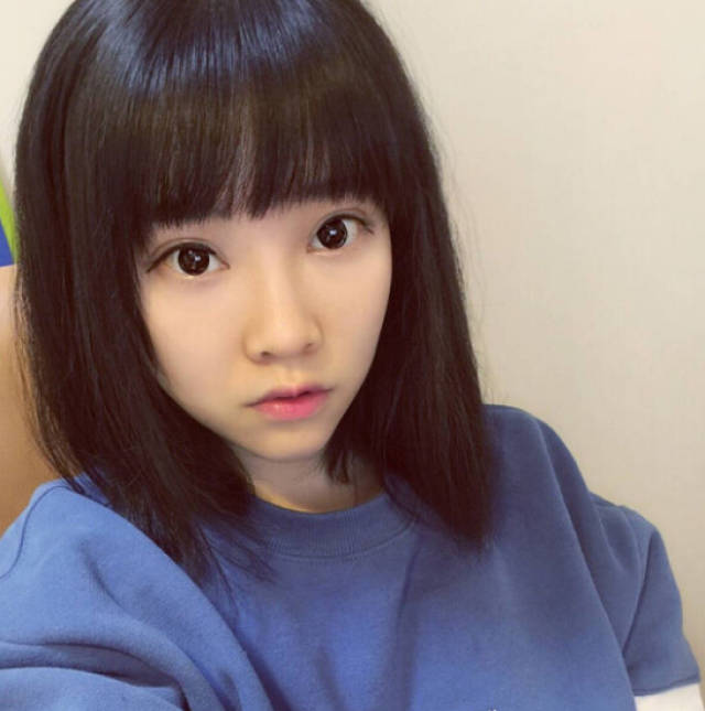 对此许多网友猜测应该是14年或15年的照片,看起来有种婴儿肥的感觉,远