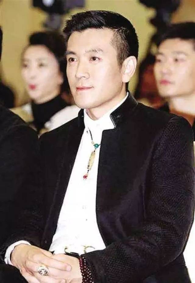 杨子在这个集团里的职位是副董事长兼执行总裁,妥妥的二把手