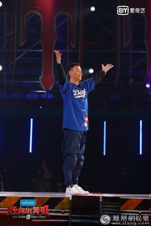 《热血街舞团》肖杰登顶第一 宋茜亲自送水鼓励