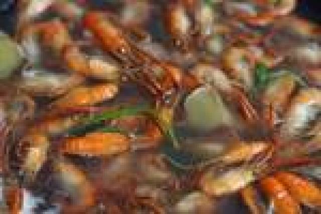 虾汤,我觉得扬州太守家里,那个年代吃到的应该是河虾.