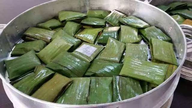 这是壮族传统清明美食 因糯米饭呈黑,红,黄,白,紫而得名 寓意吉祥如意