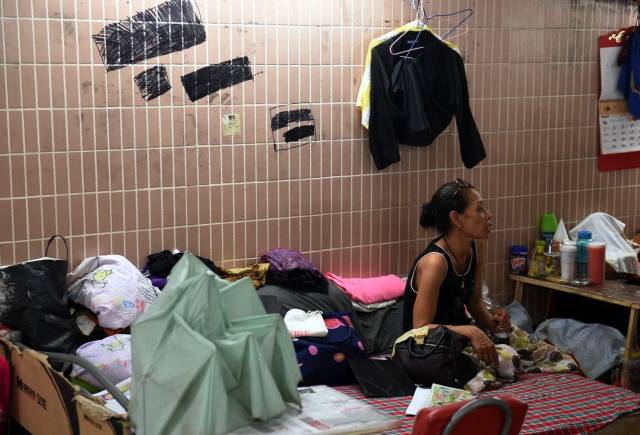 香港这个寸土寸金的地方,那些穷人,都蜗居在隧道里面!