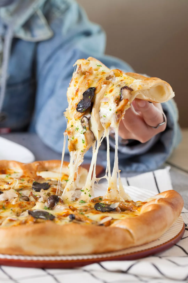 什么都能分你一半 但这款黑松露比萨一口都不想分给你