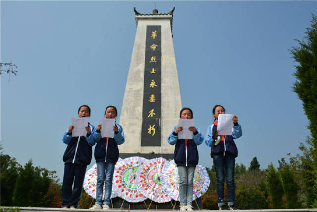 传承红色基因,争做时代新人——盱眙县天泉湖小学开展清明节烈士陵园