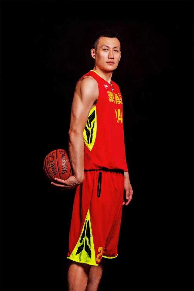 张义篮球运动员图片