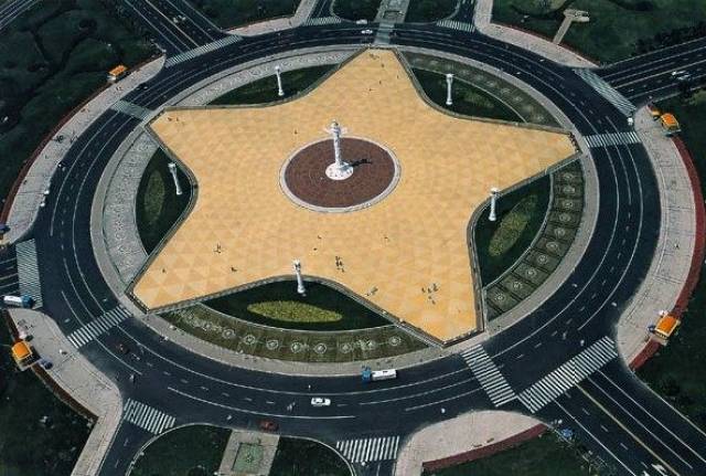中国最大的城市广场,竟用垃圾填海造地得来,堪比四个天安门