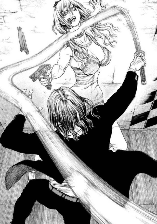 来到了女机器人面前 只一刀,就砍下了女机器人的脑袋 随后,田中仁又