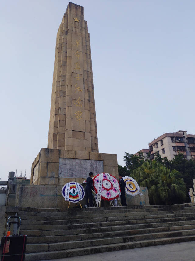 遂溪一中团委组织开展"缅怀革命先烈,弘扬民族精神"清明祭扫烈士墓