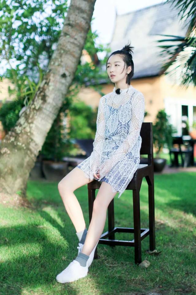 周冬雨,白色球鞋搭配灰色袜子,上身若隐若现的吊带裙,俏皮中带着一丝