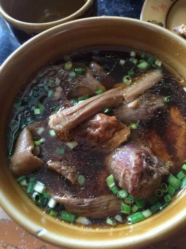 大脚菌炖鸡是彭水县的特色美食之一.山珍之王,绿色健康.