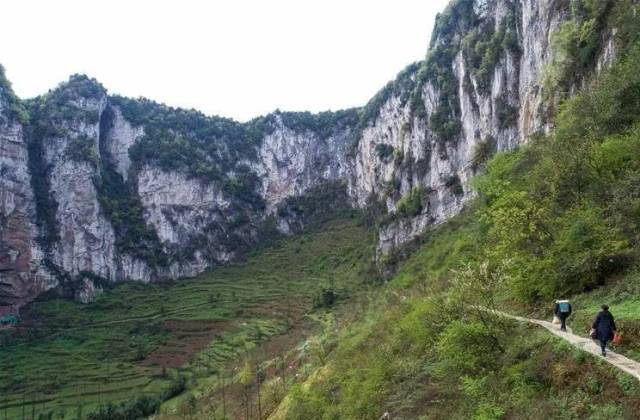 其中最大的3个天坑分别是"大锅圈""小锅圈"和"三锅圈".