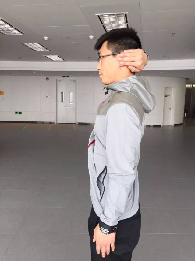 这个动作做不好,说明肩膀在退化!做到4个字让肩膀老得慢