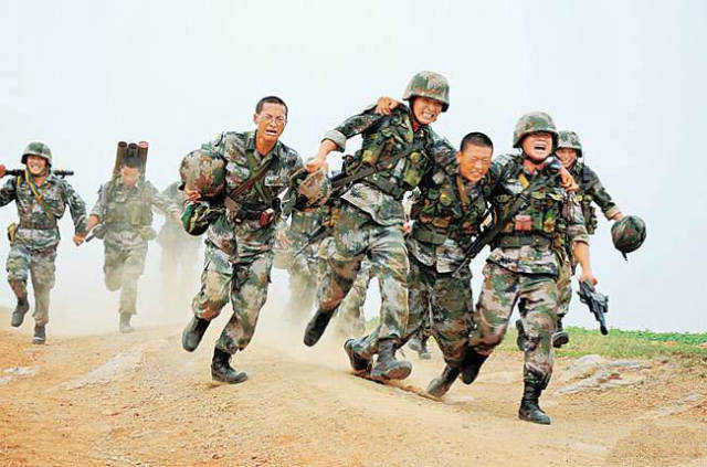 部队里的体能训练,为啥当兵的宁愿跑5公里也不跑3000米?
