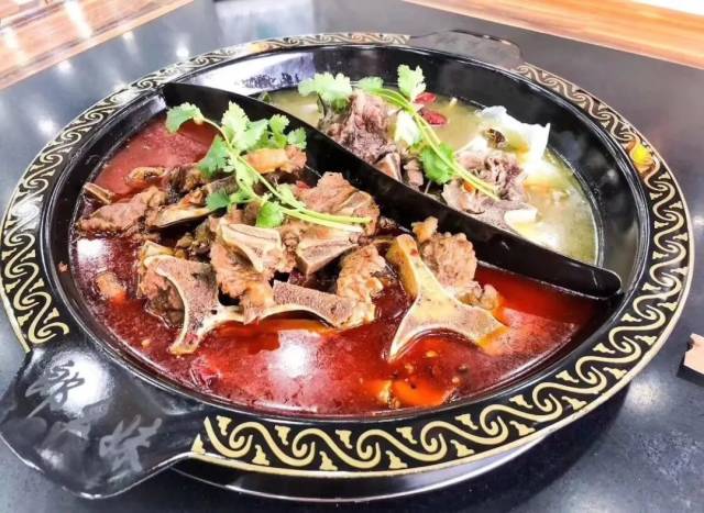 在扬州,有一家连配菜都吃不完的牛蝎子火锅,居然还要再给你更多
