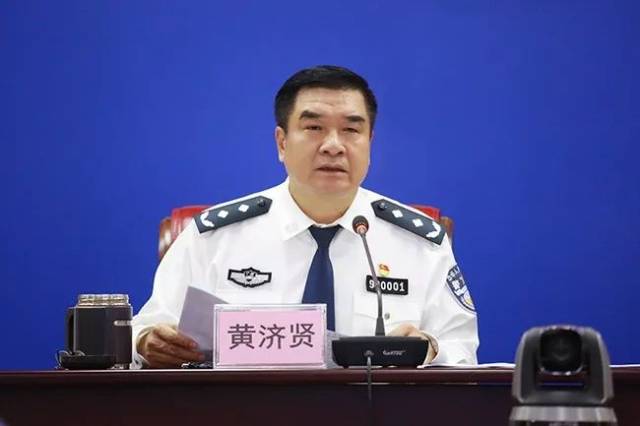 自治区公安厅党委委员,交警总队总队长黄济贤 就清明节期间道路交通