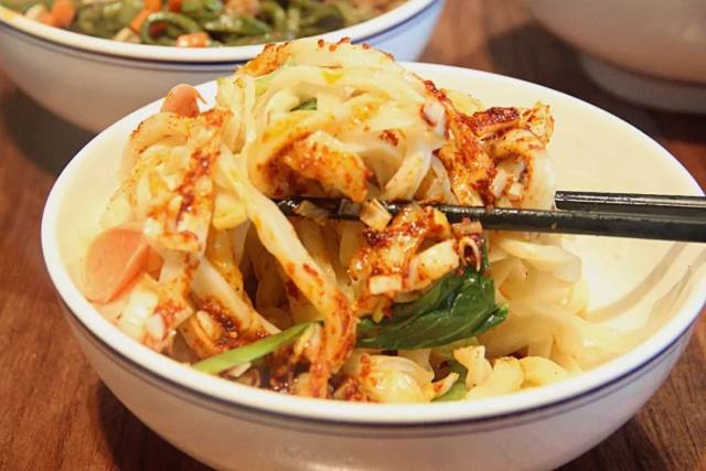 尤其是热油一泼,香醋一浇,酸辣味一出来,粗粗的的四棱面瞧起来油亮