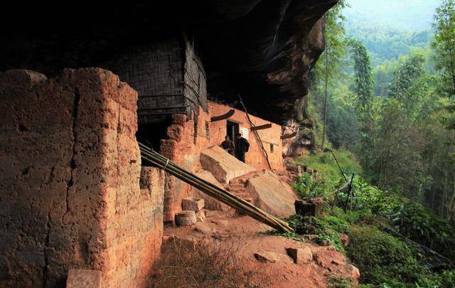 独具川南特色的福宝古镇,生活着神秘的岩居部落,繁衍了4个世纪