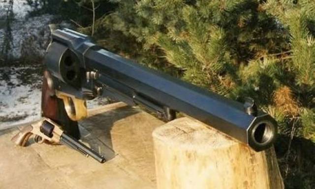 子彈的能量約為巴雷特步槍使用的50bmg(12.