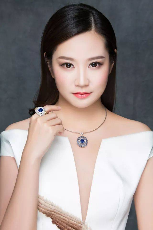 她,系出名门,卓然优雅 她的音乐令人激情澎湃,心凝形释 这就是黎雨荷