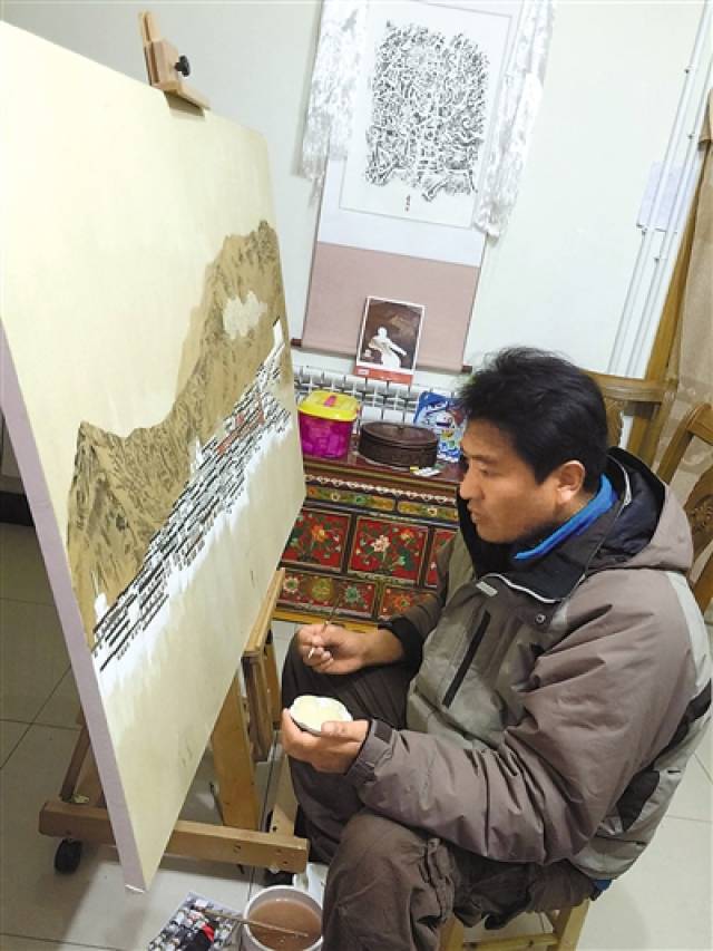 图为拉巴次仁正在作画. 图片由自治区美术家协会提供