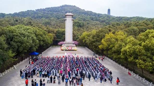 市卫计委赴香山烈士陵园开展"缅怀革命先烈 扫墓活动,向革命烈士敬