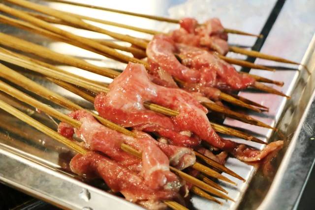 鲜滑的牛舌   牛舌真的是很新鲜,不会有厚重的码料,原汁原味才是~ 