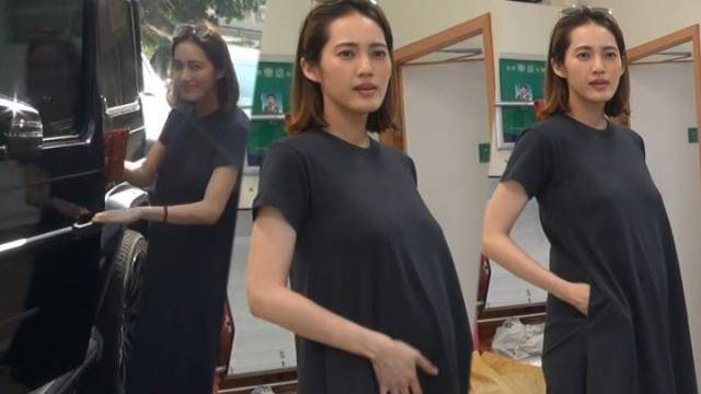 "乐嫂"王棠云挺孕肚外出,频频摸肚显母爱,网传