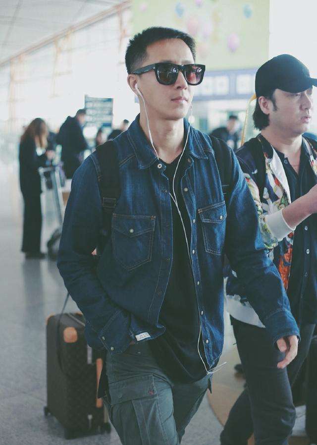 韩庚素颜现身机场!和平时相差太大,网友直呼:认不出!