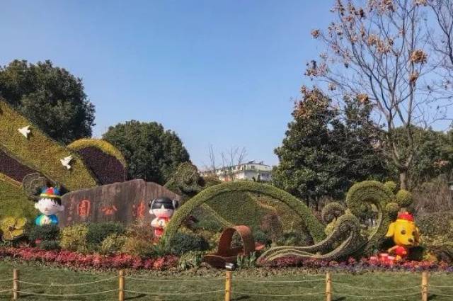 的鹳鸟迎江而立 展现着老牌公园的生机与活力 与之相邻的是郁达夫公园