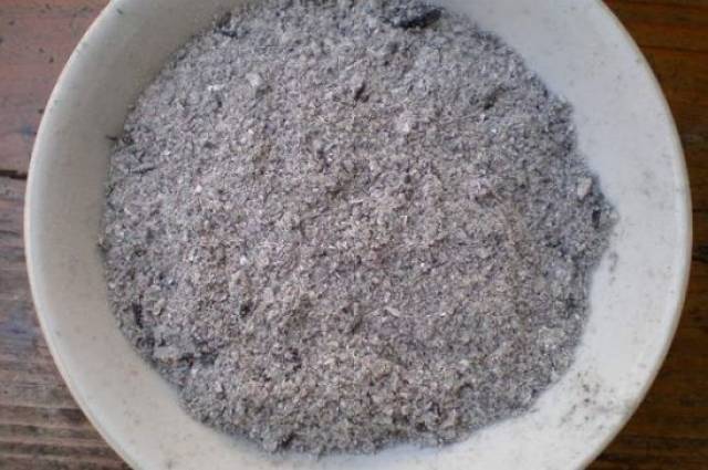 可以将草木灰 直接撒到花盆,这样方便省事;撒到花盆后要浇水,防止草木