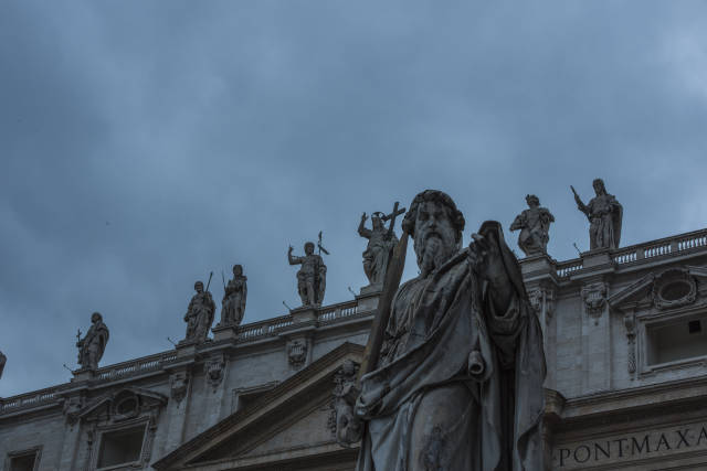 公元4世纪,教皇在罗马城西北角耶稣门徒圣彼得殉教处建康斯坦丁大教堂